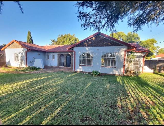3 BEDROOM PROPERTY TO RENT IN GOLF PARK